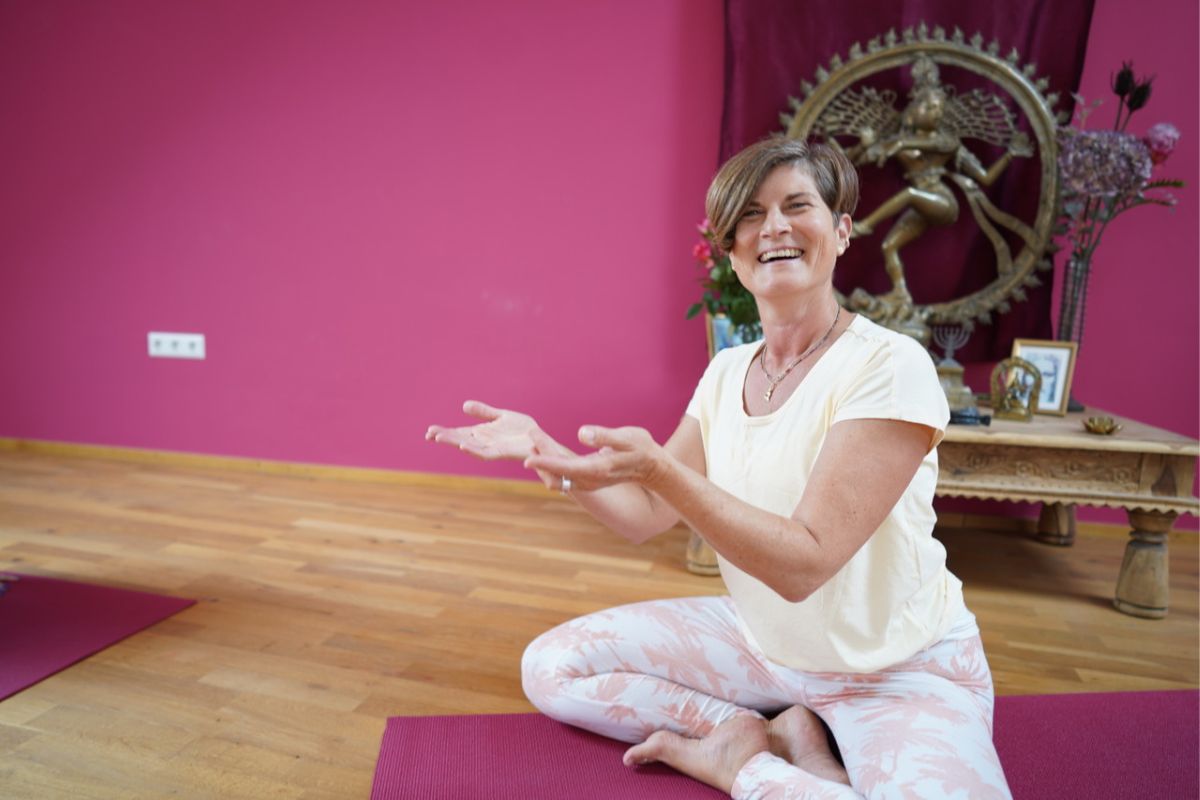 Sivananda-Hormone-Yoga-03
